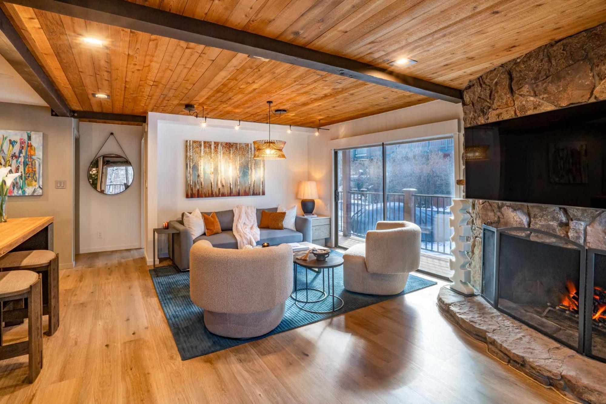 New Listing 1 Bedroom Near Gondola Apartment *